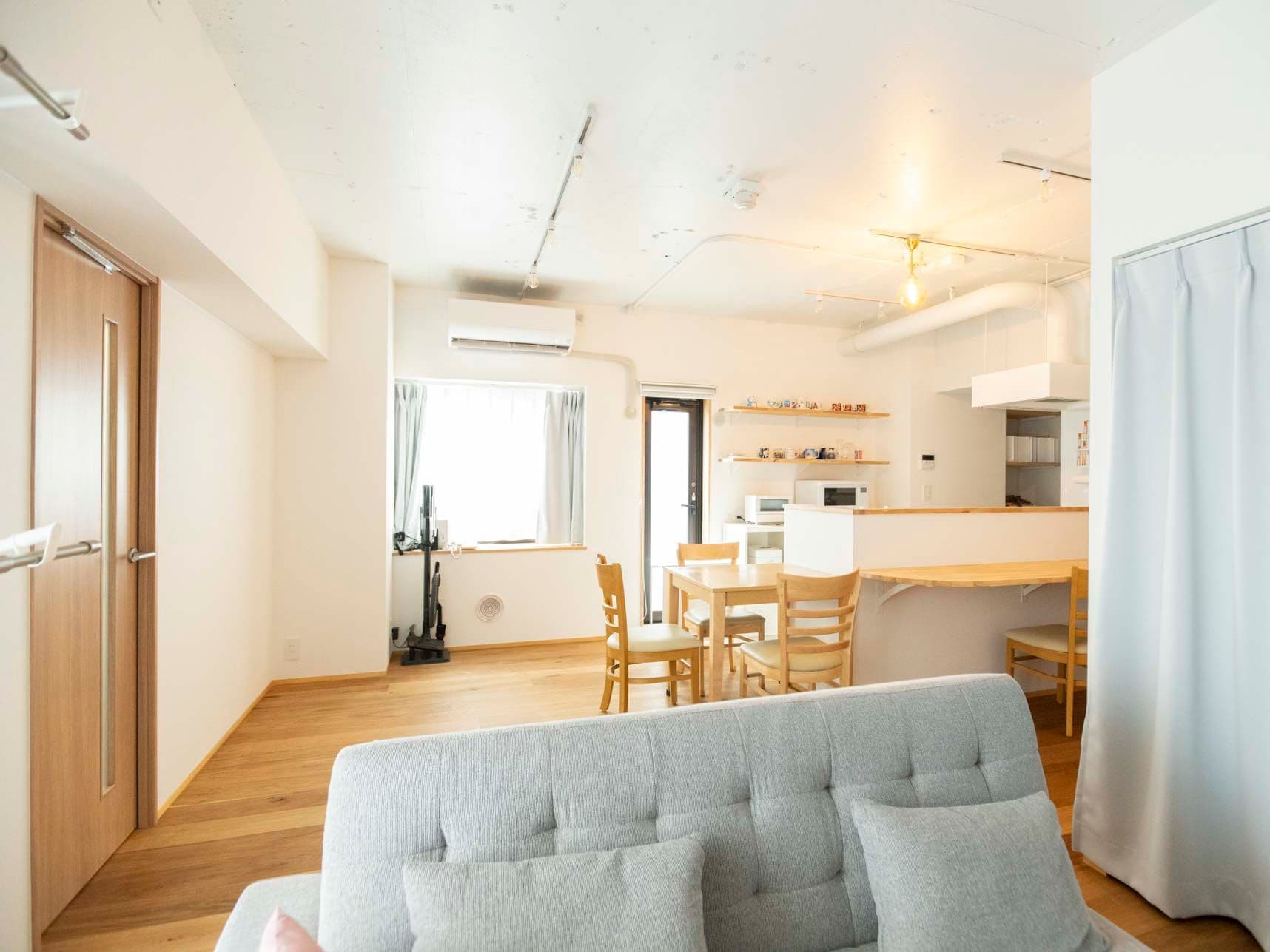 中古マンションのリノベーション後のリビングから見たダイニングキッチン