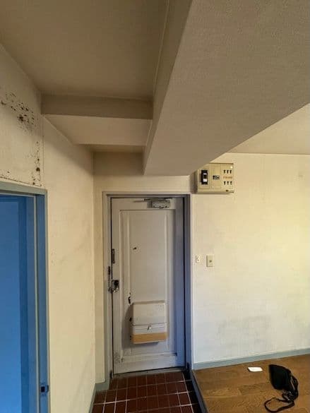 中古マンションのリノベーション前の玄関