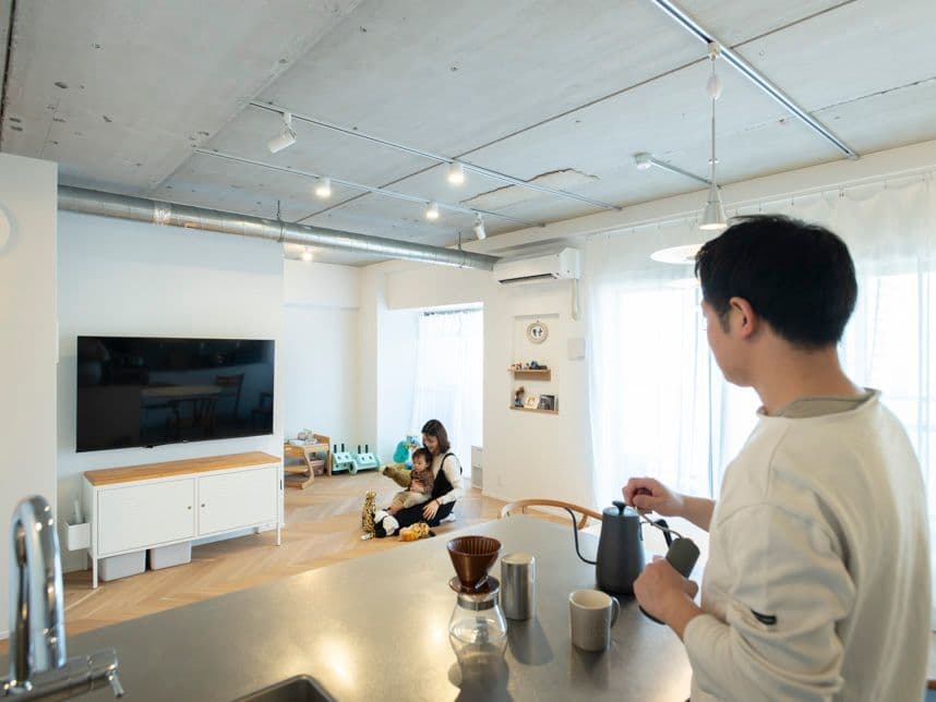 中古マンションのリノベーション後のリビングにいる親子