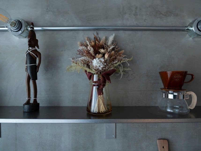 中古マンションのリノベーション後のキッチンの壁の棚