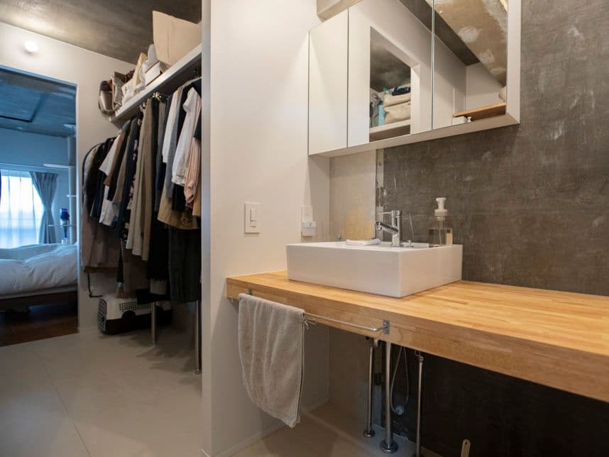 中古マンションのリノベーション後の洗面台とクローゼット